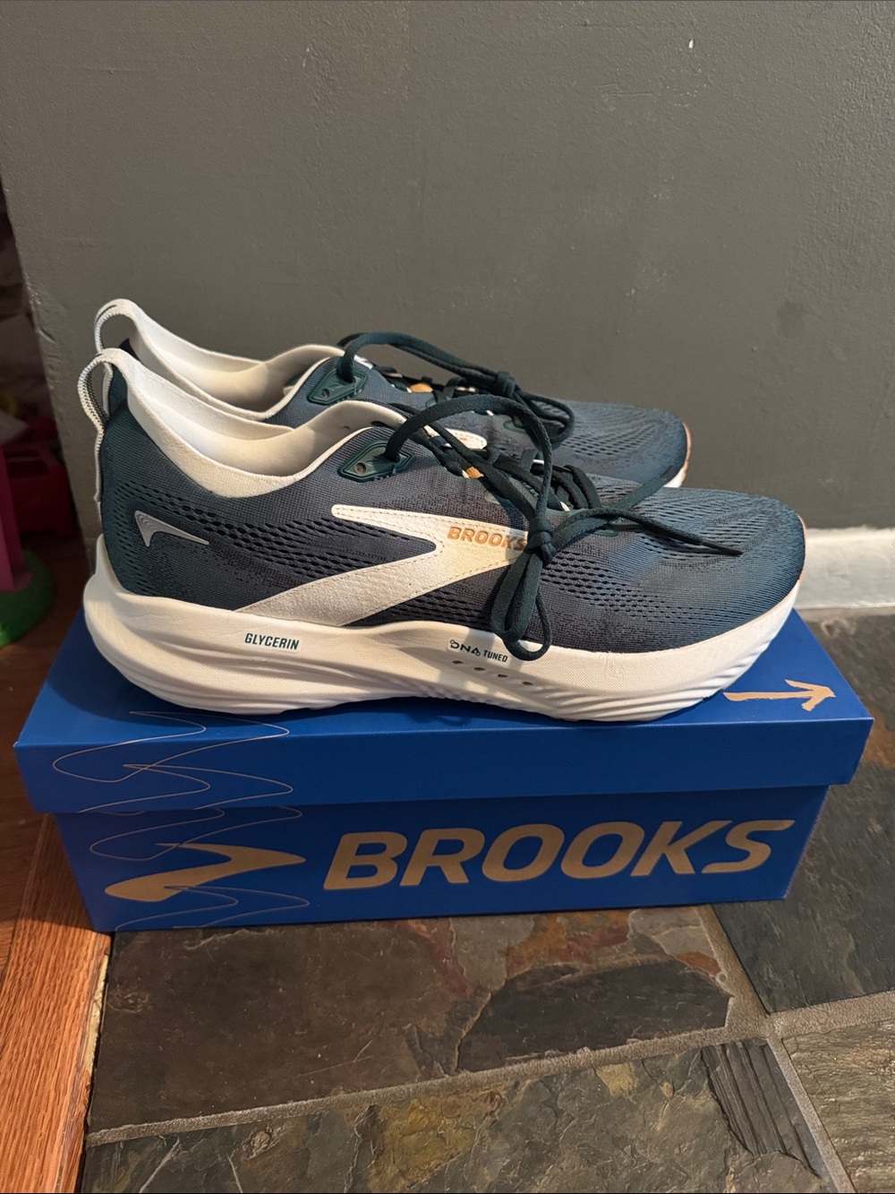Lightly worn Brooks Glycerin 22 Men’s running shoes with tan accents